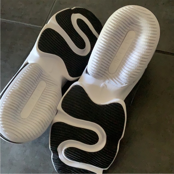 NIKE AIRMAX INFINITY 2- NWOT - Picture 3 of 4